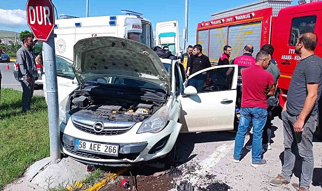 Sivas'ta tır ile otomobil çarpıştı: 4 yaralı