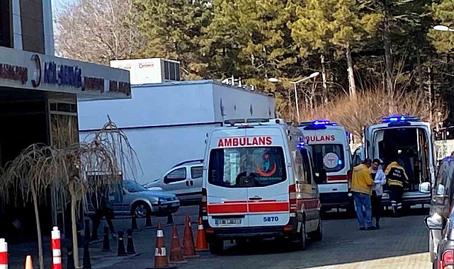 Su taşkınında kontrolden çıkan minibüs devrildi: 6 yaralı