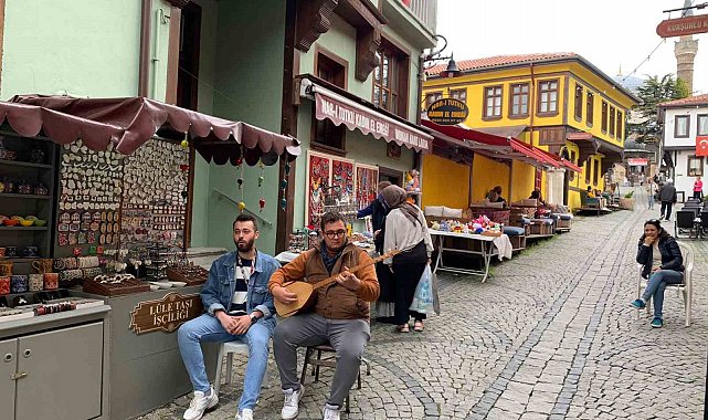Tarihi bölgede esnaf turistleri yöresel türküler söyleyerek karşılıyor