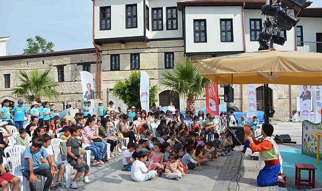 Tarihi St. Paul Meydanında tiyatro gösterimi