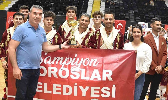 Toroslar Belediyesi halk oyunları ekibi şampiyon oldu