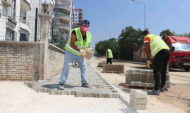 Toroslar'da yollar kilit parke ile yenileniyor