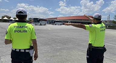 Trafik ekiplerinden yolculara hayat kurtaran uyarı