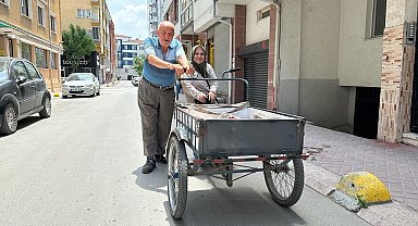 Yürümekte güçlük çeken eşini 3 tekerlekli bisikletle taşıyor