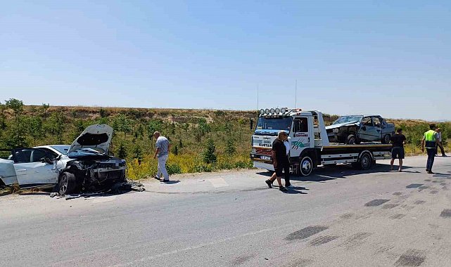 Çifteler'de iki otomobil çarpıştı: 5 yaralı