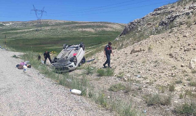Takla atan araçtan emniyet kemeri sayesinde burunları bile kanamadan çıktılar
