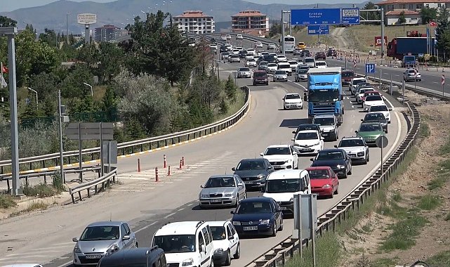Tatilcilerin dönüş yolculuğu sürüyor: 43 ilin geçiş güzergahında trafik yoğunluğu