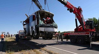 12 kişinin hayatını kaybettiği otobüs şarampolden çıkarıldı