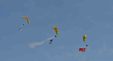 2. THK Havacılık Festivali yamaç paraşütü gösterisi ile başladı