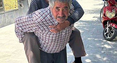 Ağabeyini sırtında taşıyor