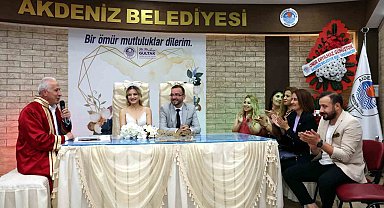 Akdeniz'de 4,5 yılda 9 bini aşkın çiftin resmi nikahı kıyıldı