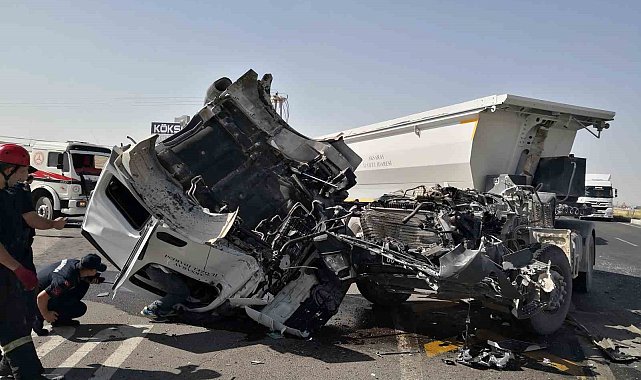 Aksaray'da 2 tır ve 1 kamyon çarpıştı, tırın kupası koptu: 2 yaralı
