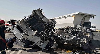 Aksaray'da 2 tır ve 1 kamyon çarpıştı, tırın kupası koptu: 2 yaralı