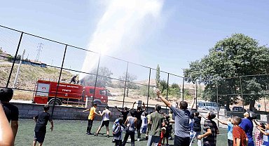 Aksaray'da 41 derece sıcaklıkta bunalanları itfaiye su sıkarak serinletti