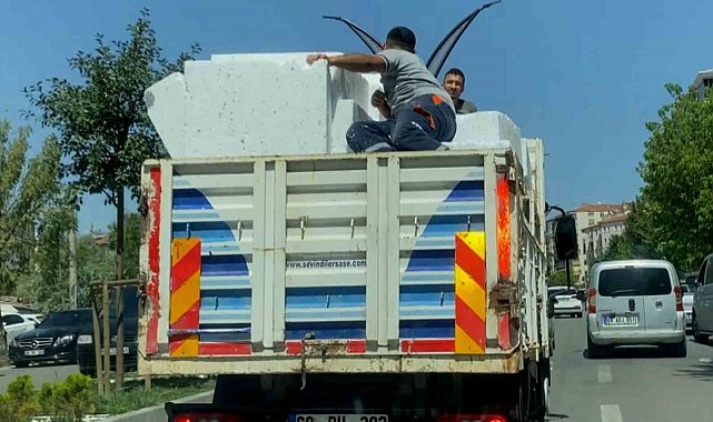 Aksaray'da kamyonet kasasında tehlikeli yolculuk