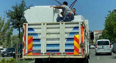 Aksaray'da kamyonet kasasında tehlikeli yolculuk