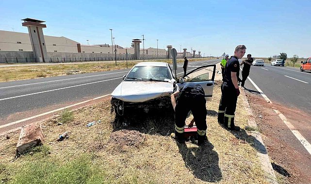 Aksaray'da otomobil refüje çıktı: 2 yaralı