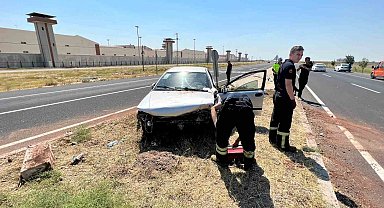 Aksaray'da otomobil refüje çıktı: 2 yaralı