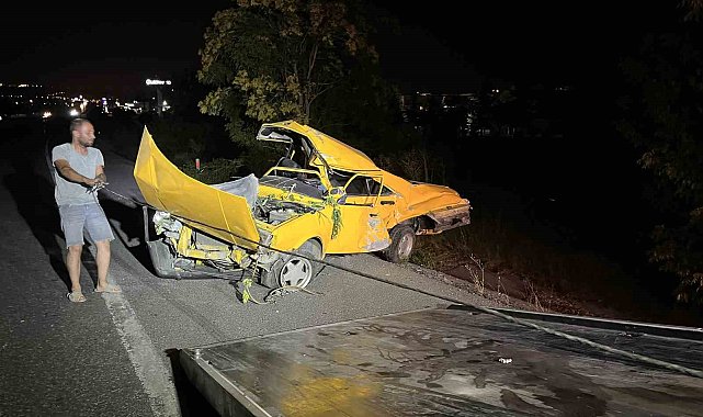 Ankara'da kontrolden çıkan otomobil ağaca çarptı: 2 ölü