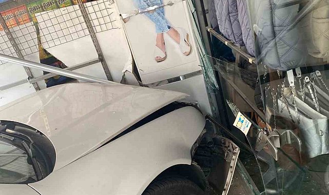 Ankara'da kontrolden çıkan otomobil dükkanın içine girdi