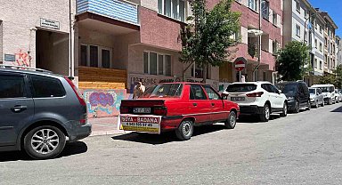 Aracının arkasına ilginç reklam