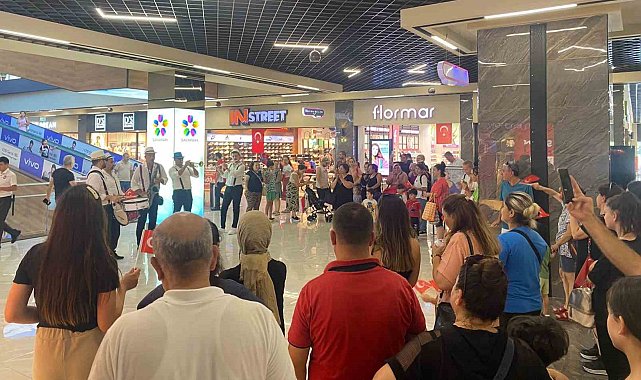 AVM'de 30 Ağustos kutlaması