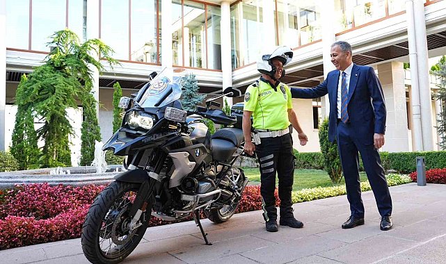 Bakan Yerlikaya'dan polis memuruna hediye motosiklet