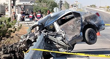 Bariyere saplanan otomobil hurdaya döndü: 1 ölü