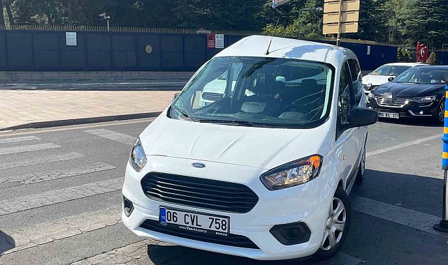 Başkent'te kırmızı ışıkta geçen belediye otobüsü otomobile çarptı