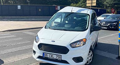 Başkent'te kırmızı ışıkta geçen belediye otobüsü otomobile çarptı