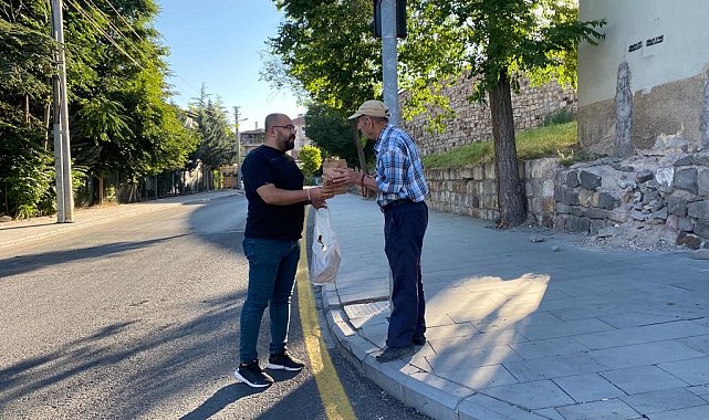 Belediye personellerinden vatandaşlara simit ve meyve suyu ikramı
