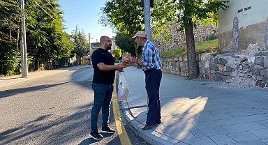 Belediye personellerinden vatandaşlara simit ve meyve suyu ikramı