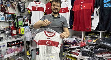 Bileti olan forma almaya koşuyor