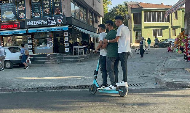 Bir scooterde 3 kişi