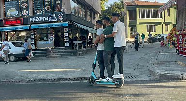 Bir scooterde 3 kişi