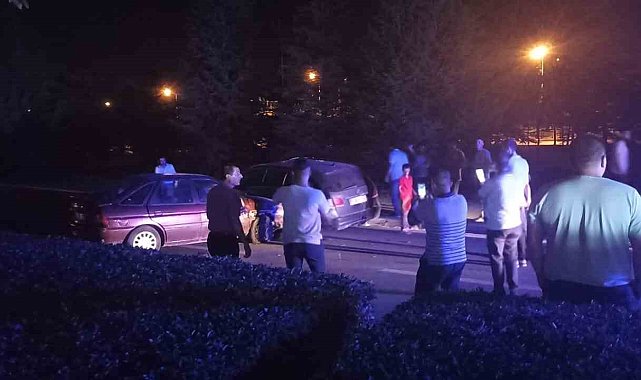 Birbiriyle çarpışan 2 araç kullanılamaz hale geldi