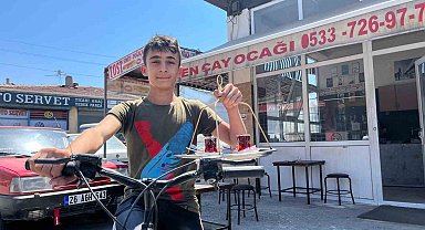 Bisiklet üzerinde günde 600 bardak çay dağıtıyor