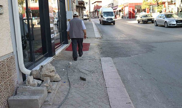 Bozuk kaldırımlar onarım bekliyor