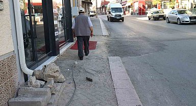Bozuk kaldırımlar onarım bekliyor