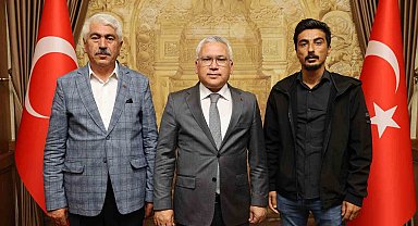 Bulduğu yüklü miktardaki parayı saymadan sahibine teslim etti