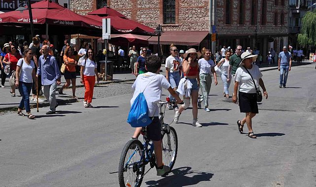 Bunaltıcı sıcağa rağmen gezmeye devam eden turistler dikkat çekti