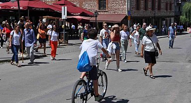 Bunaltıcı sıcağa rağmen gezmeye devam eden turistler dikkat çekti
