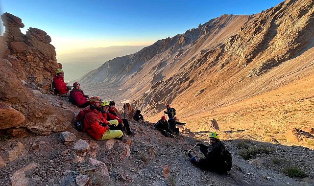 Büyükşehir ile dağcılar, Erciyes'in zirvesinde görsel şölen yaşıyor