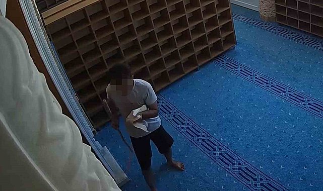 Camiye giren akıllı hırsızın ilginç anları kamerada: Açamadığı kapıdaki parmak izlerini temizledi