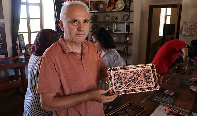 Çatı aralarında atalarından kalan hurda bakır, onların elinde sanata dönüştü