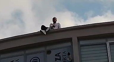 Çatıda intihara kalkışan vatandaş ekiplere zor anlar yaşattı