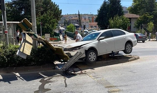 Çocuğa çarpmamak için manevra yapan araç, trafik levhasına çarptı