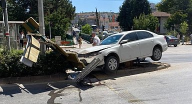 Çocuğa çarpmamak için manevra yapan araç, trafik levhasına çarptı