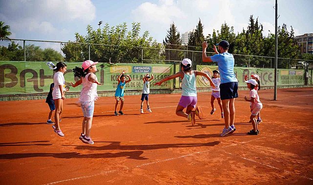 Çocuklar Dra-Masal yöntemiyle tenis ile tanışıyor