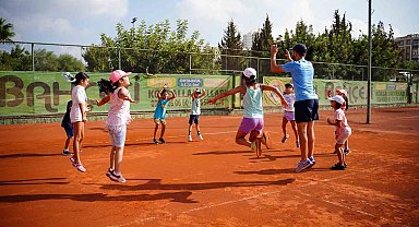 Çocuklar Dra-Masal yöntemiyle tenis ile tanışıyor